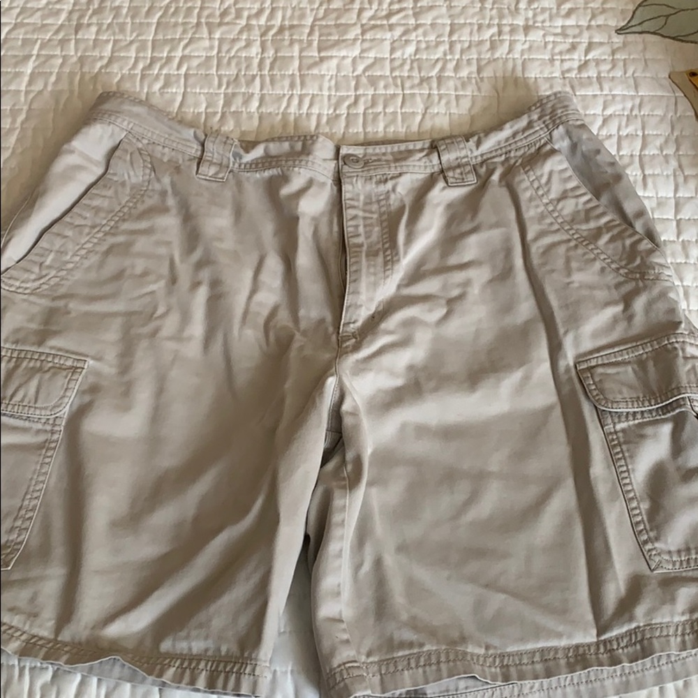 Men’s Columbia 38 khaki shorts